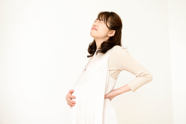 妊娠中の反り腰による身体の歪みも不調の原因になります